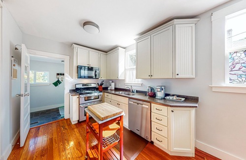 Mount Dora House | Dog-friendly 1920s home near downtown with a yard, grill, streaming, & AC