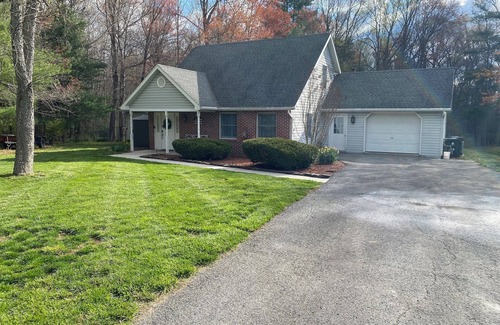 Arendtsville House | Dog friendly 3-bedroom house with hot tub, 12 min from Gettysburg!
