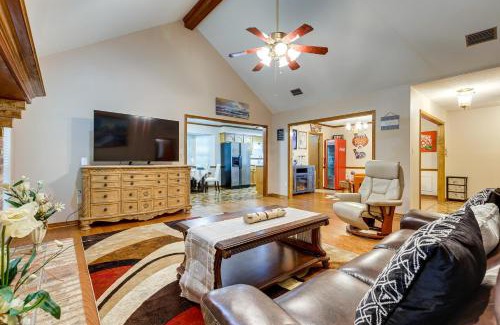 Semmes House | Dog-Friendly Alabama Retreat with Patio and Fire Pit!