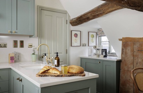 Cirencester Cottage | Dog Friendly Apartment - The Miller's Snug at Cowley House