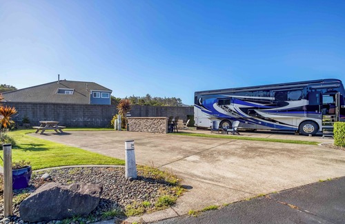 Agate Beach RV Rental | Dog Friendly, Available with 50AMP, 30AMP, Water and Sewer hook up's, WiFi