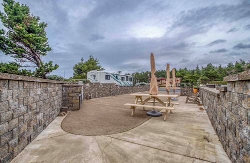 Agate Beach RV Rental | Dog Friendly, Available with 50AMP, 30AMP, Water and Sewer hook up's, WiFi