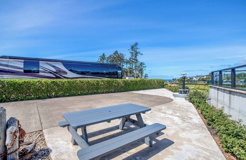 Agate Beach RV Rental | Dog Friendly, Available with 50AMP, 30AMP, Water and Sewer hook up's, WiFi