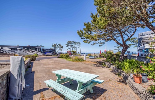 Agate Beach RV Rental | Dog Friendly, Available with 50AMP, 30AMP, Water and Sewer hook up's, WiFi