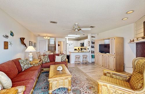 East End House | Dog-friendly beachfront townhouse with comunity pool, washer/dryer, central AC