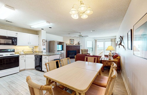 East End House | Dog-friendly beachfront townhouse with comunity pool, washer/dryer, central AC