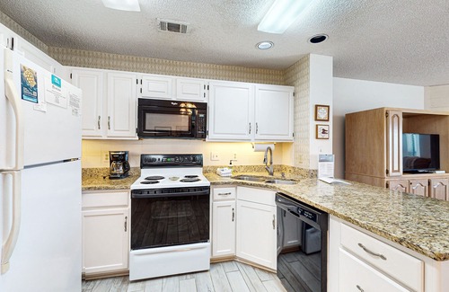 East End House | Dog-friendly beachfront townhouse with comunity pool, washer/dryer, central AC