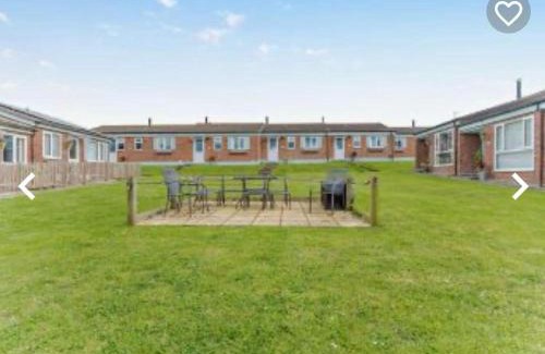 Kessingland House | Dog Friendly Beachside Cottage No11 Kessingland with private parking