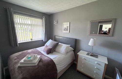 Kessingland House | Dog Friendly Beachside Cottage No11 Kessingland with private parking