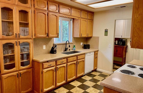 North Fork House | Dog Friendly/Bigfoot Suite/Hot Tub/Sleeps up to 4!