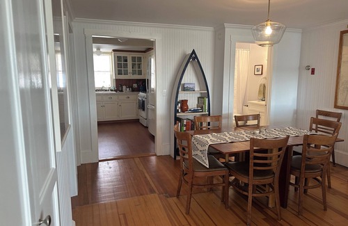 Boothbay Harbor House | Dog-Friendly Boothbay Harbor Bungalow: Walk to Town & Explore