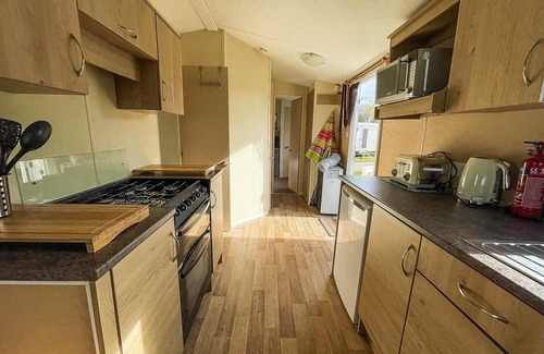 Heacham House | Dog friendly caravan with large decking near Heacham Beach, ref 21052H