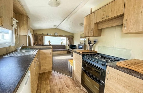 Heacham House | Dog friendly caravan with large decking near Heacham Beach, ref 21052H
