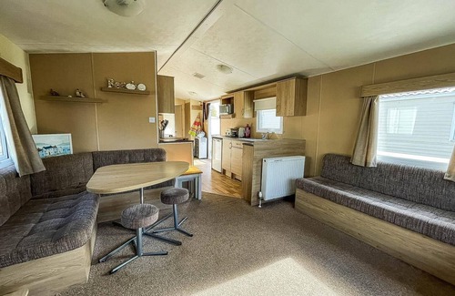Heacham House | Dog friendly caravan with large decking near Heacham Beach, ref 21052H
