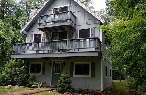 Moultonborough Ski Chalet | Dog-friendly chalet near the beach with deck, washer/dryer, grill, lawn & AC