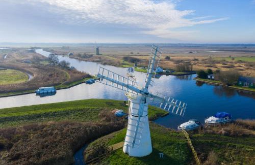 Oulton Broad Ski Chalet | Dog Friendly Chalet At Broadland Park And Marina In Lowestoft Ref 12027B