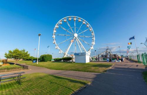 Oulton Broad Ski Chalet | Dog Friendly Chalet At Broadland Park And Marina In Lowestoft Ref 12027B