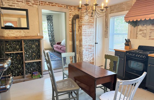Pacific Cottage | Dog Friendly - Close to Purina - No Cleaning Fee