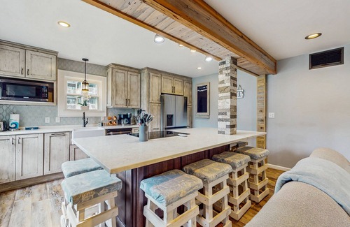 Sugar Mountain Condo | Dog-friendly condo w/mountain views, balcony, gas fireplace, & shared grills