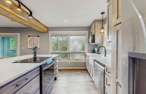 Sugar Mountain Condo | Dog-friendly condo w/mountain views, balcony, gas fireplace, & shared grills