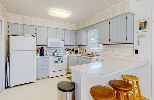 Country Club Estates House | Dog-friendly cottage 3 blocks from the beach w/gas grill, outdoor shower, AC
