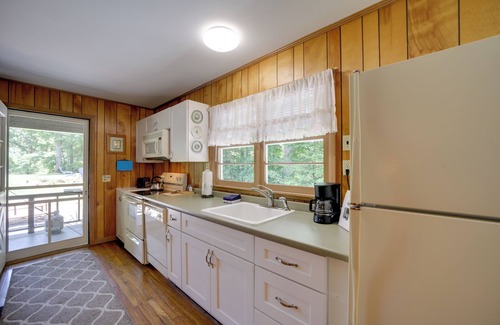 Bryson City Cottage | Dog-Friendly Cottage w/Deck in National Forest!