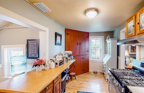 Charlotte House | Dog-friendly cottage with gorgeous setting, mountain view, deck & fireplace