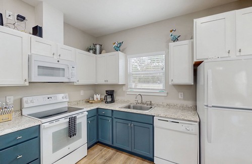Fulton House | Dog-friendly cottage with ebikes & fabulous view - birdwatcher's paradise