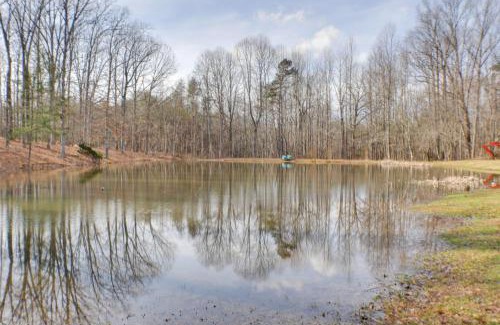 Rising Fawn House | Dog-Friendly Georgia Home with Grill and Fishing Pond!