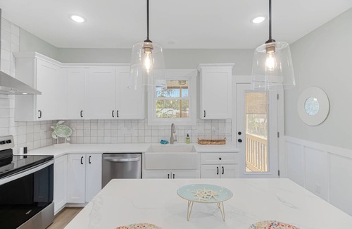 Tranquil Harbour House | Dog Friendly, Gorgeous home with 6 seater Golf Cart - minutes from the beach.