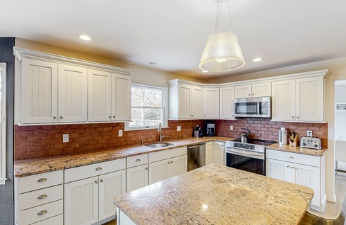 Hampton Bays House | Dog-friendly Hamptons home with private pool, AC, & private W/D - near lake