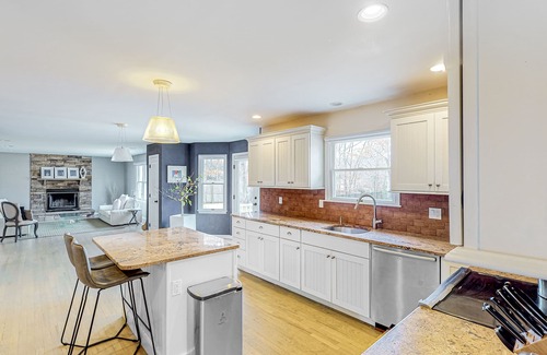 Hampton Bays House | Dog-friendly Hamptons home with private pool, AC, & private W/D - near lake