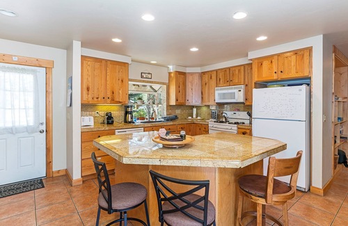 Truckee Cabin | Dog Friendly Home in Central Truckee, Walk to Shops and Restaurants, Close to Skiing!