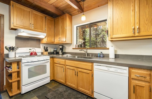 Truckee Cabin | Dog Friendly Home in Tahoe Donner, Beautifully Decorated, HOA Gym and Pool Access near Skiing!
