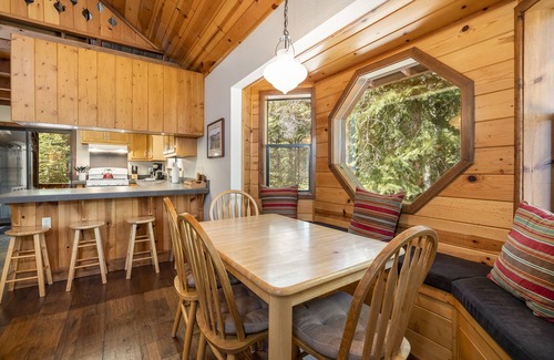 Truckee Cabin | Dog Friendly Home in Tahoe Donner, Beautifully Decorated, HOA Gym and Pool Access near Skiing!