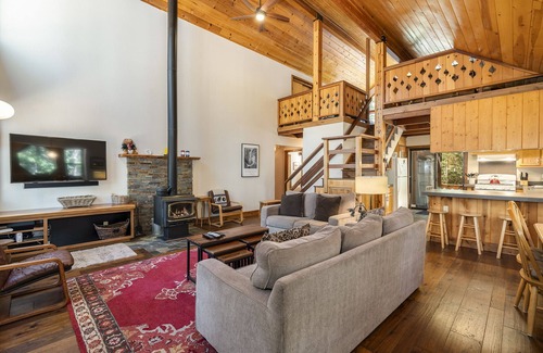 Truckee Cabin | Dog Friendly Home in Tahoe Donner, Beautifully Decorated, HOA Gym and Pool Access near Skiing!