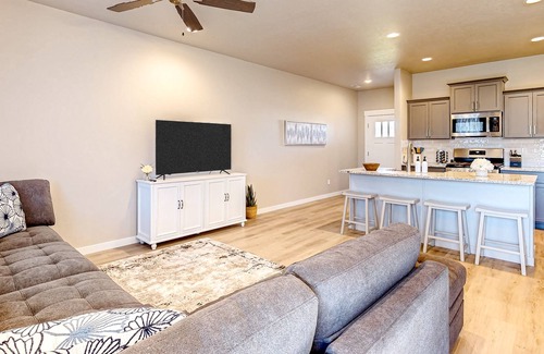 Nampa House | Dog-friendly home near walking paths with private hot tub & working space