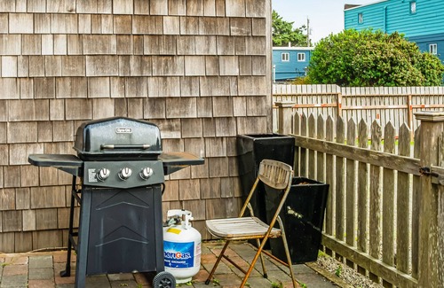 Pacific Beach Cottage | Dog-friendly home with ocean views and fireplace, walk to beach