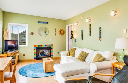Pacific Beach Cottage | Dog-friendly home with ocean views and fireplace, walk to beach
