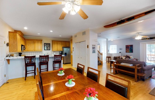 Bass Lake House | Dog-friendly home w/shared hot tub, spa, pool + WiFi, central AC