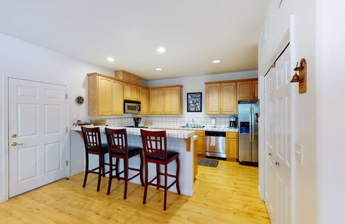 Bass Lake House | Dog-friendly home w/shared hot tub, spa, pool + WiFi, central AC