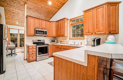 Empire House | Dog-friendly home with gorgeous garden & decks - stroll to town/the lake