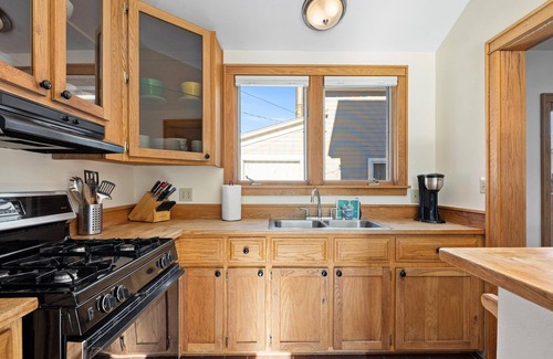 Red Lodge House | Dog Friendly home with Wi-Fi Close to downtown & 7 miles to RLM-Grizzly Grotto