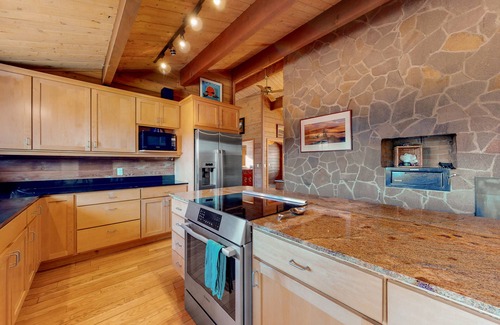 Mosier House | Dog-friendly home with amazing river views, shared pool, deck, grill, fireplace