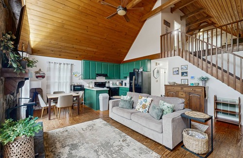 Eatonton House | Dog-friendly Home with Firepit, Deck, & Boathouse
