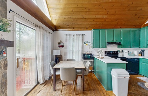 Eatonton House | Dog-friendly Home with Firepit, Deck, & Boathouse