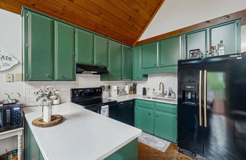 Eatonton House | Dog-friendly Home with Firepit, Deck, & Boathouse