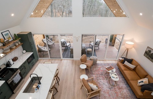 Laurelville Cabin | Dog friendly hot tub + fire pit + shared game room