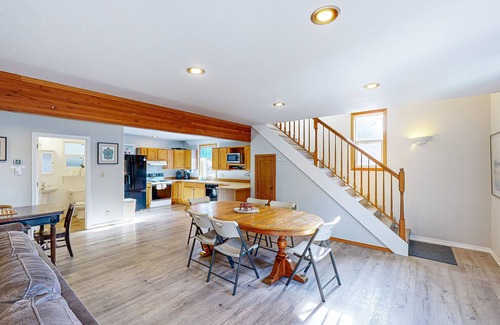 Long Beach House | Dog-friendly in cottage, oceanfront home and cottage with high-speed WiFi