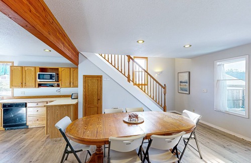 Long Beach House | Dog-friendly in cottage, oceanfront home and cottage with high-speed WiFi